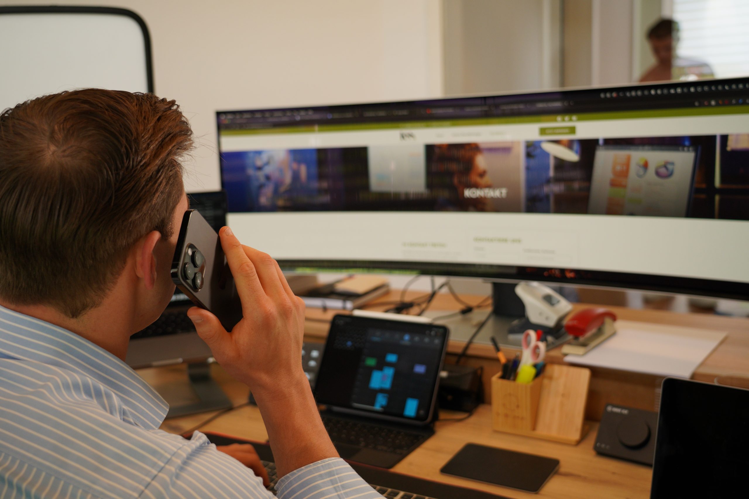 Matthias Schmid am Telefon, Beratung zu Webdesign- und Marketingdienstleistungen bei KSS Marketing.